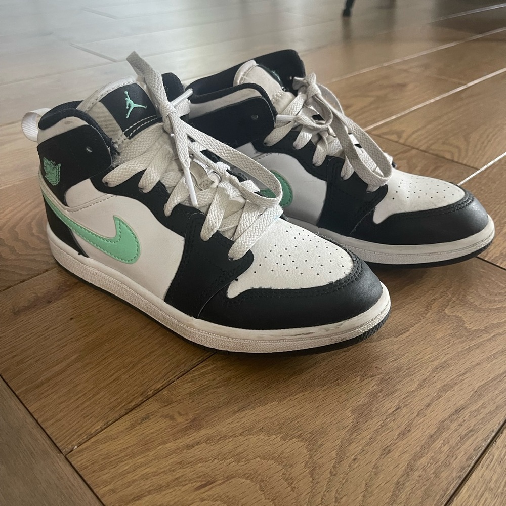 Nike kids Black and White Sneakers